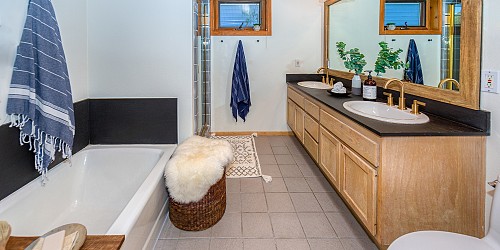 2022 Lookout Dr., Agoura Hills, CA 91301