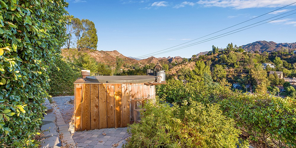2445 Highpoint Dr, Agoura Hills, CA 91301