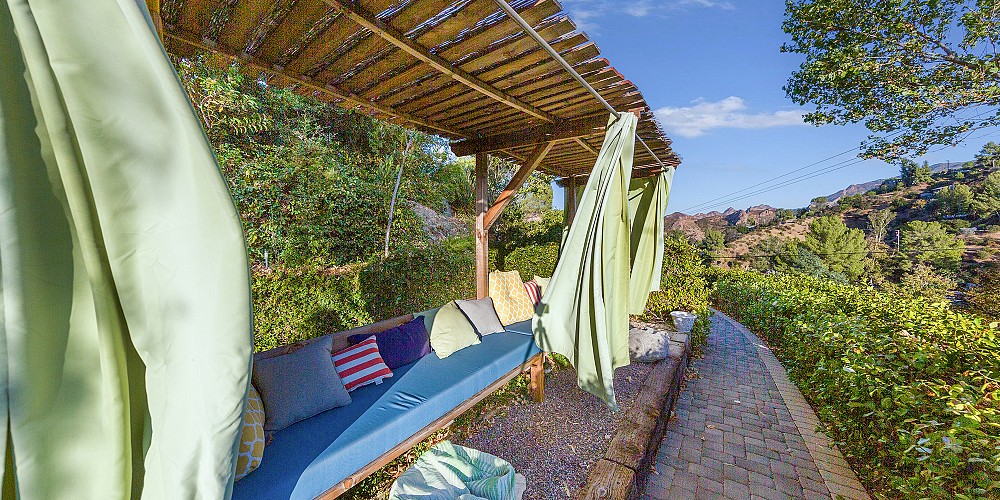 2445 Highpoint Dr, Agoura Hills, CA 91301