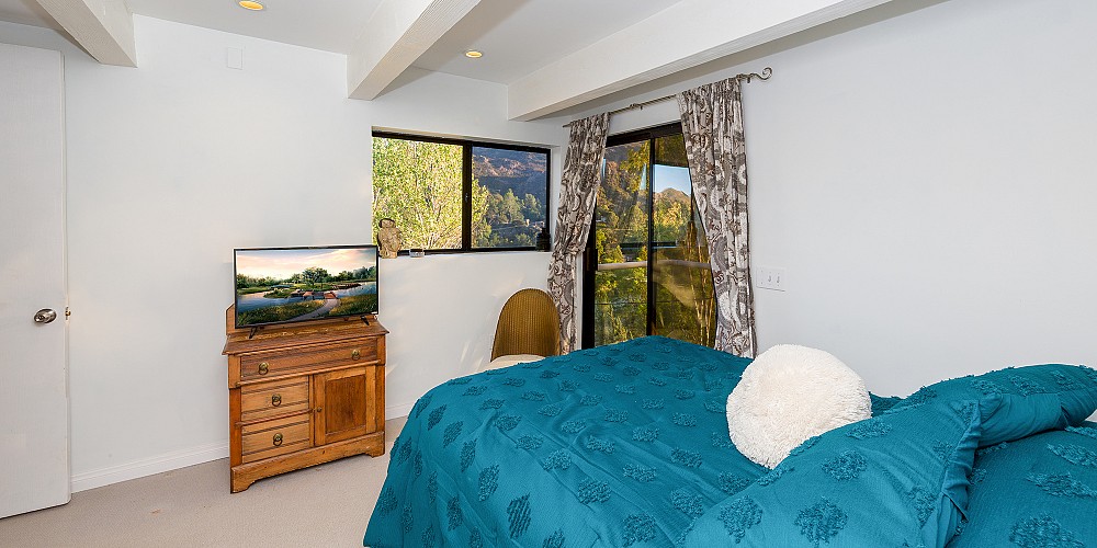 2445 Highpoint Dr, Agoura Hills, CA 91301