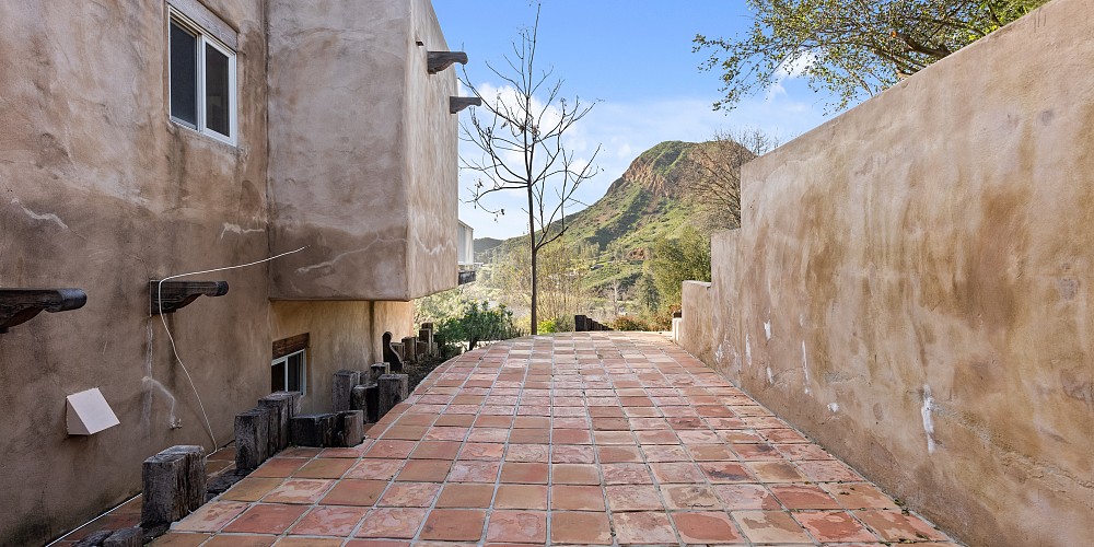 2045 Lookout Dr., Agoura Hills, CA 91301